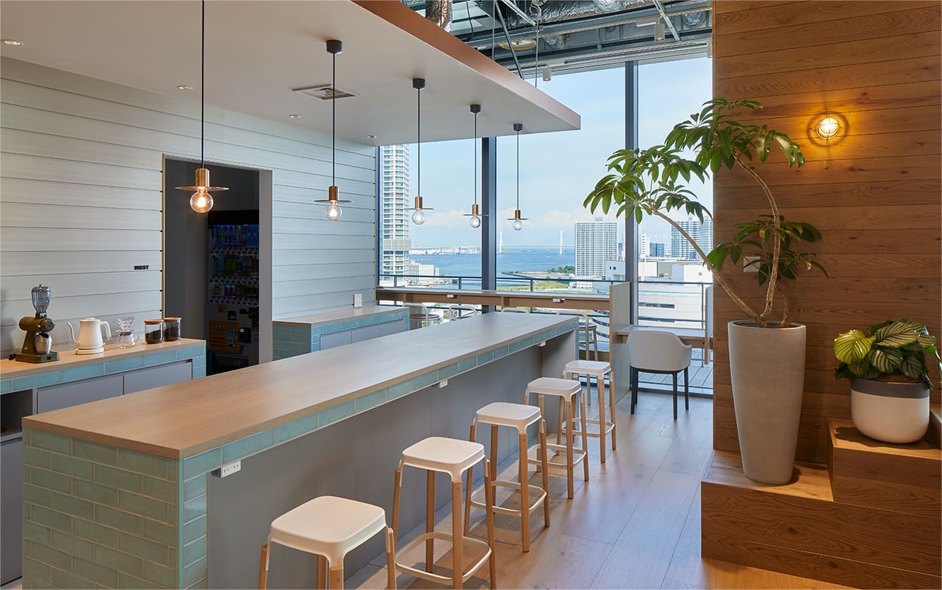 豆から挽いたコーヒーをリフレッシュカウンターで。