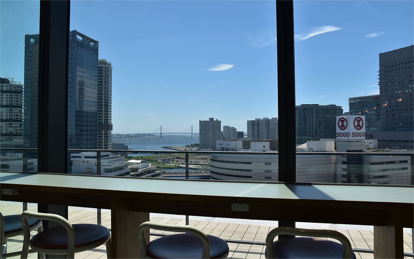 ベイブリッジが臨めるオーシャンビューのカウンター席。