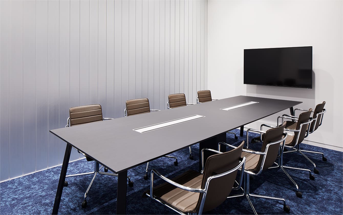 8名用の会議室。モニター据付。