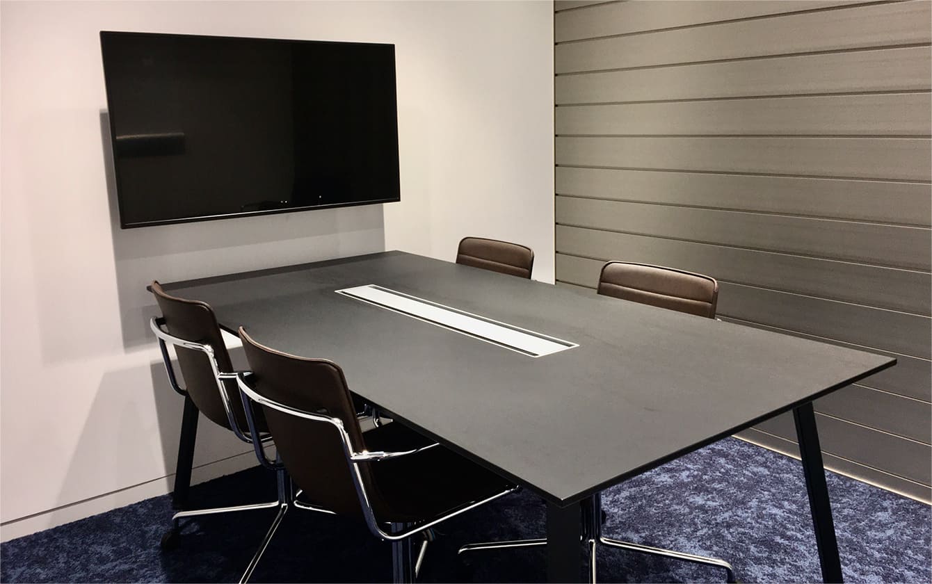 4名用の会議室。モニター据付。
