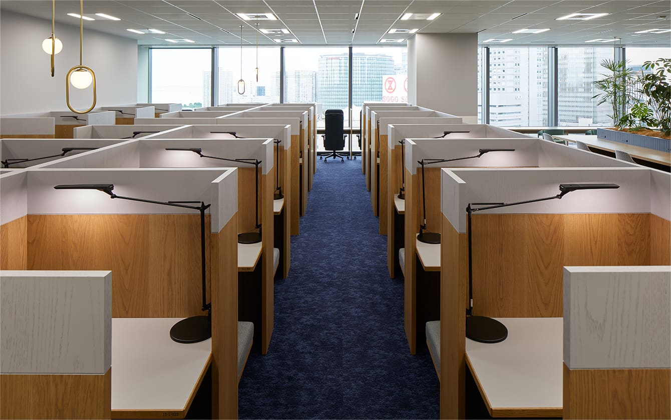 仕切りのあるブース席。集中して作業をしたいときに最適。