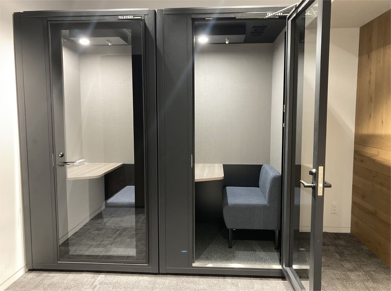 完全個室のWEB会議専用ルーム。要予約制。