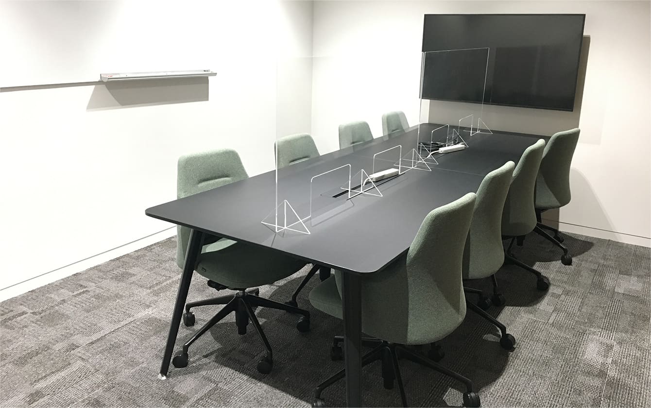 8名用の会議室。モニター据付。